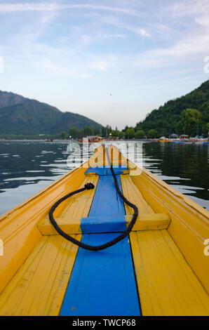 Pointe de la shikara (bateau en bois coloré) intitulé par Dal Lake, à Srinagar, Jammu-et-Cachemire, en Inde. Banque D'Images