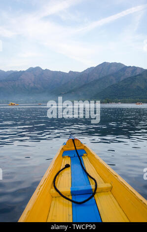 Pointe de la shikara (bateau en bois coloré) intitulé par Dal Lake, à Srinagar, Jammu-et-Cachemire, en Inde. Banque D'Images