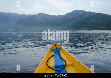 Pointe de la shikara (bateau en bois coloré) intitulé par Dal Lake, à Srinagar, Jammu-et-Cachemire, en Inde. Banque D'Images