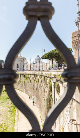 ROME, ITALIE - 27 avril 2019 : La vue de Ponte Umberto I pont de la Basilique Saint Pierre. Banque D'Images