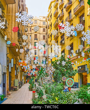 Le CAIRE, ÉGYPTE - Le 22 décembre 2017 : Le petit jardin dans la ruelle étroite décorée avec des installations et de la pendaison des flocons de Noël, au centre-ville, sur Décembre Banque D'Images