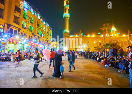 Le CAIRE, ÉGYPTE - Le 22 décembre 2017 : Hasan El-Adawy Square est occupé une partie de Khan El Khalili au Caire islamique, la mosquée de Al-Hussain est le principal Banque D'Images