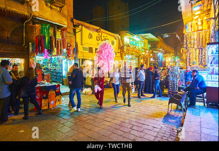 Le CAIRE, ÉGYPTE - Le 22 décembre 2017 : Khan El Khalili est particulièrement intéressant dans la soirée, tous les étals sont éclairées et dispose de Banque D'Images