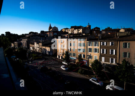 Vue de bâtiments dans le centre ville d'Aubagne, France Banque D'Images