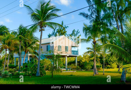La petite Caïman, Îles Cayman, Nov 2018, maison sur pilotis avec un jardin tropical luxuriant autour d'elle Banque D'Images