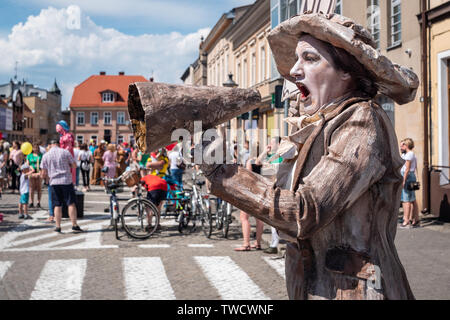 Suffragette, emancipationist statue vivante sur les OVNI - festival de rue de curiosités, une réunion internationale d'artistes de rue, Szamotuly, Pologne Banque D'Images