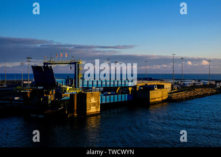 Le port ferry de Caen-Ouistreham tôt le matin Banque D'Images