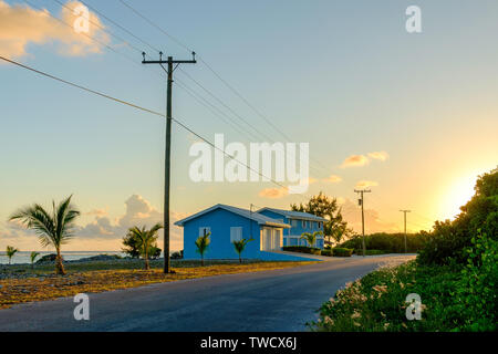 Little Cayman, îles Caïman, novembre 2018, maison bleue entre la mer des Caraïbes et Guy Banks Rd au coucher du soleil Banque D'Images