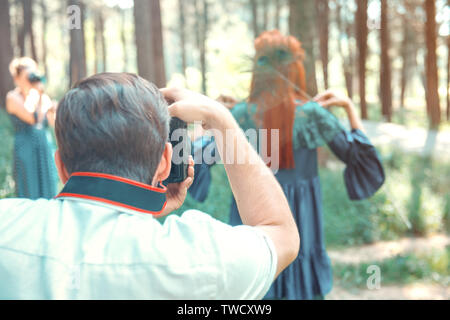 Groupe d'étudiants de la prise de vue à l'extérieur cours de l'atelier de prise de vue de photographie Banque D'Images