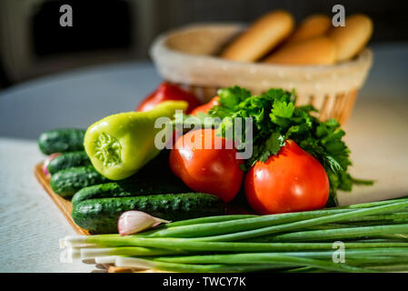 Légumes frais de saison sur planche de bois sur la table. Banque D'Images