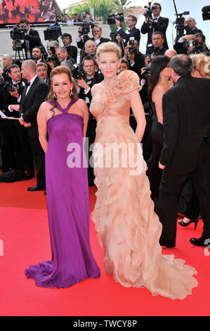 CANNES, FRANCE. 14 mai 2008 : Cate Blanchett (Droite) & boss Chopard Caroline Gruosi-Scheufele au gala d'ouverture 'Cécité' à la 61e International Film Festival de Cannes. © 2008 Paul Smith / Featureflash Banque D'Images