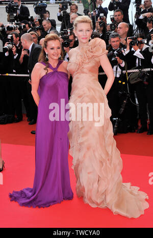 CANNES, FRANCE. 14 mai 2008 : Cate Blanchett (Droite) & boss Chopard Caroline Gruosi-Scheufele au gala d'ouverture 'Cécité' à la 61e International Film Festival de Cannes. © 2008 Paul Smith / Featureflash Banque D'Images