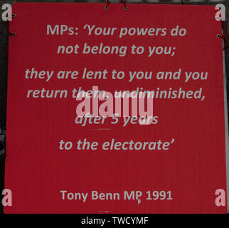 Londres, Royaume-Uni. 19 juin 2019. Grand panneau sur la place du Parlement aujourd'hui avec une citation qui auraient été faites par Tony Benn en 1991, concernant les pouvoirs des députés. Crédit : Joe Keurig / Alamy News Banque D'Images