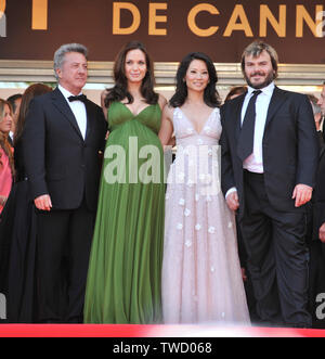 CANNES, FRANCE. Le 15 mai 2008 : LtoR : Dustin Hoffman, Angelina Jolie, Lucy Liu & Jack Black à la première de gala pour leur nouveau film 'Kung Fu Panda' à la 61e International Film Festival de Cannes. © 2008 Paul Smith / Featureflash Banque D'Images