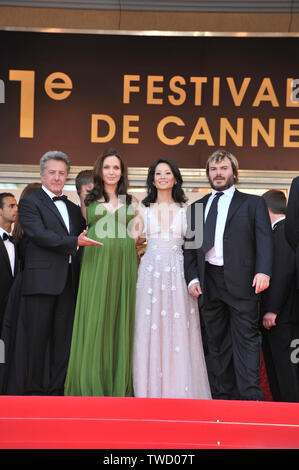 CANNES, FRANCE. Le 15 mai 2008 : LtoR : Dustin Hoffman, Angelina Jolie, Lucy Liu & Jack Black à la première de gala pour leur nouveau film 'Kung Fu Panda' à la 61e International Film Festival de Cannes. © 2008 Paul Smith / Featureflash Banque D'Images