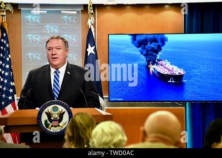La secrétaire d'État des États-Unis, Mike Pompeo parle aux médias sur les récentes attaques contre les pétroliers à deux voyageant dans le détroit d'Ormuz à partir de l'État Ministère briefing room, 13 juin 2019 à Washington, D.C. Pompeo blâmé l'Iran pour les attaques en dépit de l'absence de preuve fournis. Banque D'Images