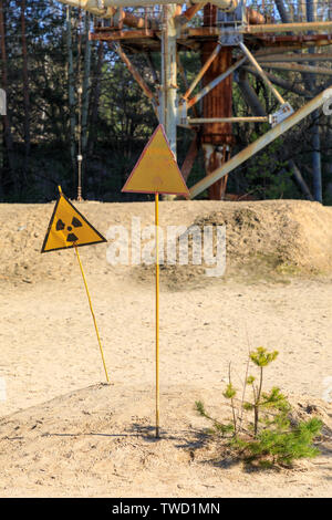 L'Europe de l'Est, l'Ukraine, Pripyat, Tchernobyl. Panneau indiquant la zone radioactive près de Duga-1 Array Radar. Banque D'Images