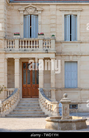 Étapes avant et porte à l'accueil provençal classique à St Remy de Provence, France Banque D'Images