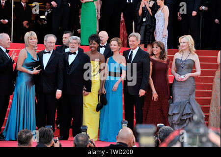 CANNES, FRANCE. 18 mai 2008 : Réalisateur Steven Spielberg et sa femme Kate Capshaw (à gauche), George Lucas et épouse, Calista Flockhart et Harrison Ford, Karen Allen et Cate Blanchett au monde gala d'avant pour leur nouveau film "Indiana Jones et le Royaume du Crâne de Cristal' à la 61e International Film Festival de Cannes. © 2008 Paul Smith / Featureflash Banque D'Images