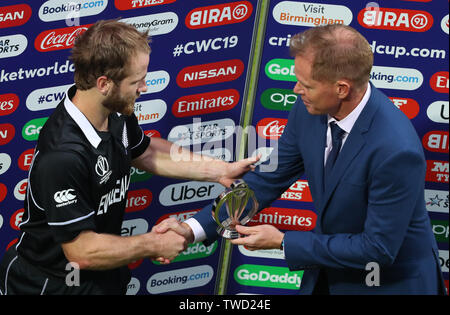 BIRMINGHAM, ANGLETERRE. 19 juin 2019 : Kane Williamson de la Nouvelle-Zélande obtient le prix de l'homme du match de l'ancien joueur et commentateur TV Shaun Pollock au cours de la Nouvelle Zélande, l'Afrique du Sud v ICC Cricket World Cup Match, à Old Trafford, Manchester, Angleterre. Banque D'Images