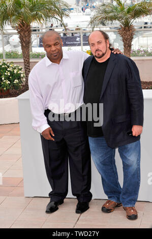 CANNES, FRANCE. 17 mai 2008 : Mike Tyson (à gauche) et directeur James Toback au photocall pour leur nouveau film 'Tyson' à la 61e International Film Festival de Cannes. © 2008 Paul Smith / Featureflash Banque D'Images