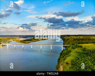 Avis de steppe et un pont moderne sur la rivière Don en Russie Banque D'Images