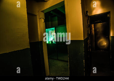 Maison hantée d'horreur sur le thème de l'hôpital, pièce secrète s'échapper. Banque D'Images