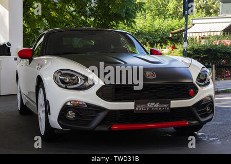 Une Abarth 124 spider. Édition 2019 du parc Valentino Location de voitures show hosts par de nombreuses marques et designers en voiture du Parc Valentino à Turin, Italie. Banque D'Images