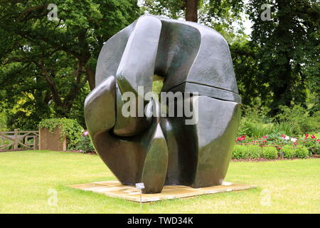 « pièce de verrouillage » (Henry Moore, 1962-1963, bronze), Sculpture à Wisley 2019, RHS Garden Wisley, Woking, Surrey, Angleterre, Grande-Bretagne, Royaume-Uni, Europe Banque D'Images