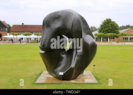 « pièce de verrouillage » (Henry Moore, 1962-1963, bronze), Sculpture à Wisley 2019, RHS Garden Wisley, Woking, Surrey, Angleterre, Grande-Bretagne, Royaume-Uni, Europe Banque D'Images