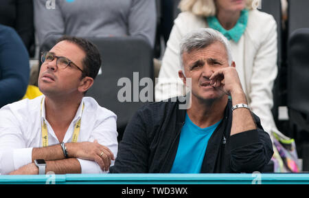 Londres, Royaume-Uni. 19 Juin, 2019. Apostolos Tsitsipas (droite) (père & coach de Stefanos Tsitsipas de Grèce) au cours de la 3e journée de Championnat de Tennis 2019 l'Fever-Tree au Queen's Club, Londres, Angleterre le 18 juin 2019. Photo par Andy Rowland. Credit : premier Media Images/Alamy Live News Banque D'Images