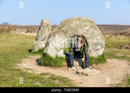 Men-an-Tol, monument antique, nouvelles usines, Cornwall Banque D'Images