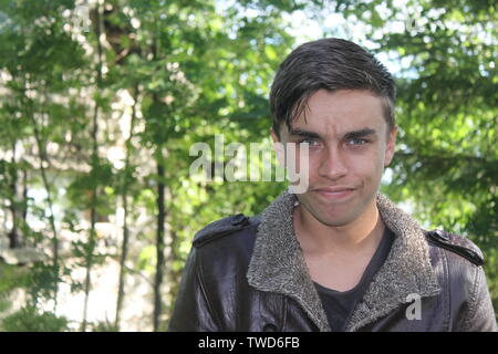 Beau jeune homme en veste en Finlande Banque D'Images