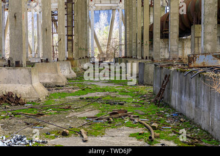 L'Europe de l'Est, l'Ukraine, Pripyat, Tchernobyl. L'intérieur de la tour de refroidissement non fini pour les réacteurs 5 et 6 qui n'ont jamais été terminé. Banque D'Images