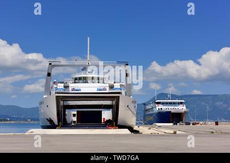 Nouveau port de Corfou,car-ferries en attendant de charger, Kerkyra, îles Ioniennes, Grèce Banque D'Images