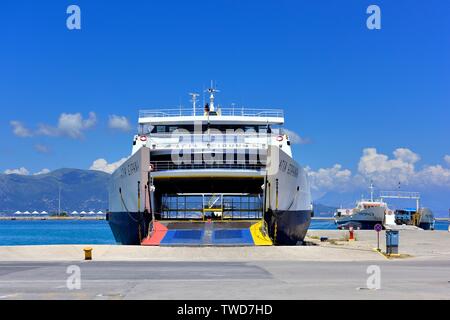 Nouveau port de Corfou,car-ferries en attendant de charger, Kerkyra, îles Ioniennes, Grèce Banque D'Images