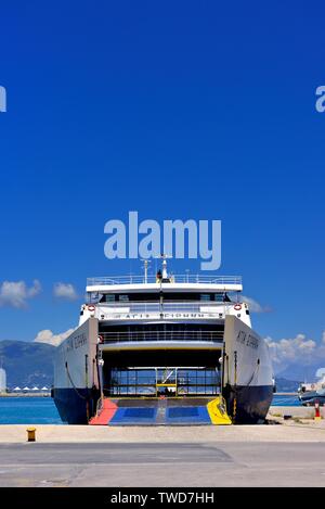 Nouveau port de Corfou,car-ferries en attendant de charger, Kerkyra, îles Ioniennes, Grèce Banque D'Images