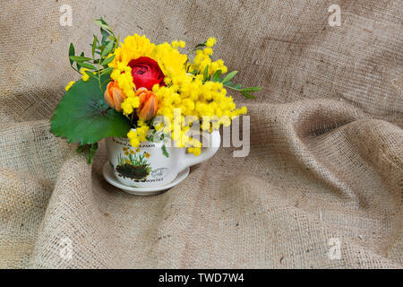 La composition de fleurs de printemps sur un fond d'un sac avec place pour le texte Banque D'Images