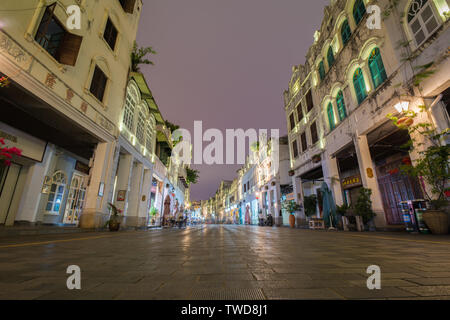 Vue de nuit de la vieille rue de Jianlou à Haikou City, province de Hainan, le 2 mai 2019. (Longue exposition illustration pile) Banque D'Images