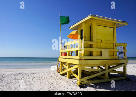 Lifeguard colorés belle station sur Siesta Key Beach, Sarasota, Floride, États-Unis, les dix plus belles plages de sable blanc avec les USA Banque D'Images