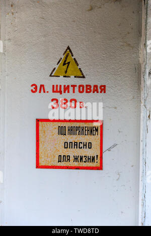 L'Europe de l'Est, l'Ukraine, Pripyat, Tchernobyl. L'Hôpital MsCh-126 (médecin-sanitaire). Panneau d'avertissement de tension élevée. Le 11 avril 2018. Banque D'Images