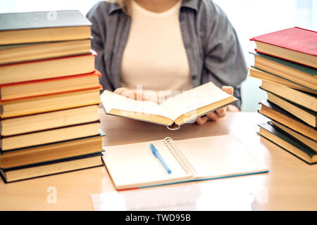 Young student sitting at desk in home l'étude et la lecture, faire des devoirs et préparation à l'examen pratique de la leçon, de l'éducation entrée concept. Banque D'Images