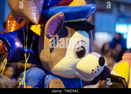 Tenerife, Espagne - 5 janvier 2019 : patrouille patte caractère personnalisé pendant trois rois Parade fête. Cabalgata de Reyes Magos, célébration de l'épiphanie traditionnels espagnols.. Banque D'Images