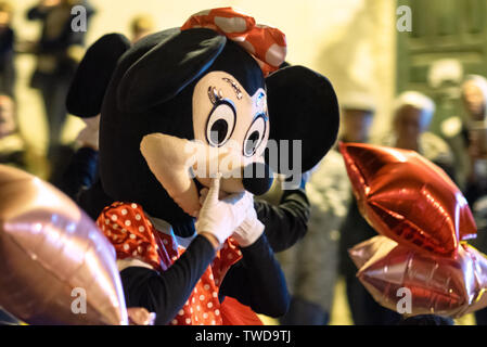 Tenerife, Espagne - 5 janvier 2019 : personnages déguisés pendant trois rois Parade fête. Cabalgata de Reyes Magos est une épiphanie fête traditionnelle espagnole . Banque D'Images