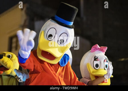 Tenerife, Espagne - 5 janvier 2019 : personnages déguisés pendant trois rois Parade fête. Cabalgata de Reyes Magos est une épiphanie fête traditionnelle espagnole . Banque D'Images