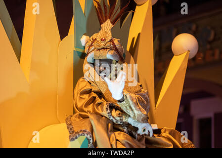 Tenerife, Espagne - 5 janvier 2019 : célébration de la parade des trois rois. Cabalgata de Reyes Magos est une épiphanie traditionnelle célébration de Noël. Espagnol ont été les enfants reçoivent des cadeaux. Banque D'Images