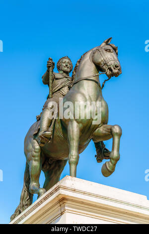 Paris. France - 16 février 2013. Statue équestre de Henri IV sur le Pont Neuf (nouveau pont). Banque D'Images