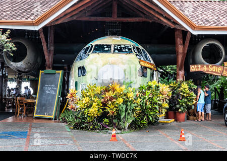 El Avión, à Manuel Antonio, est un bar-restaurant très apprécié au Costa Rica. La pièce maîtresse du restaurant est creusé un avion cargo C-123. Banque D'Images