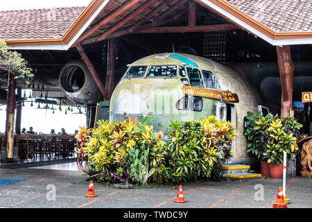 El Avión, à Manuel Antonio, est un bar-restaurant très apprécié au Costa Rica. La pièce maîtresse du restaurant est creusé un avion cargo C-123. Banque D'Images