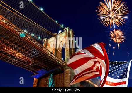 Drapeau américain dans la nuit avec un nuit Pont de Brooklyn à New York Ville Manhattan NYC Banque D'Images